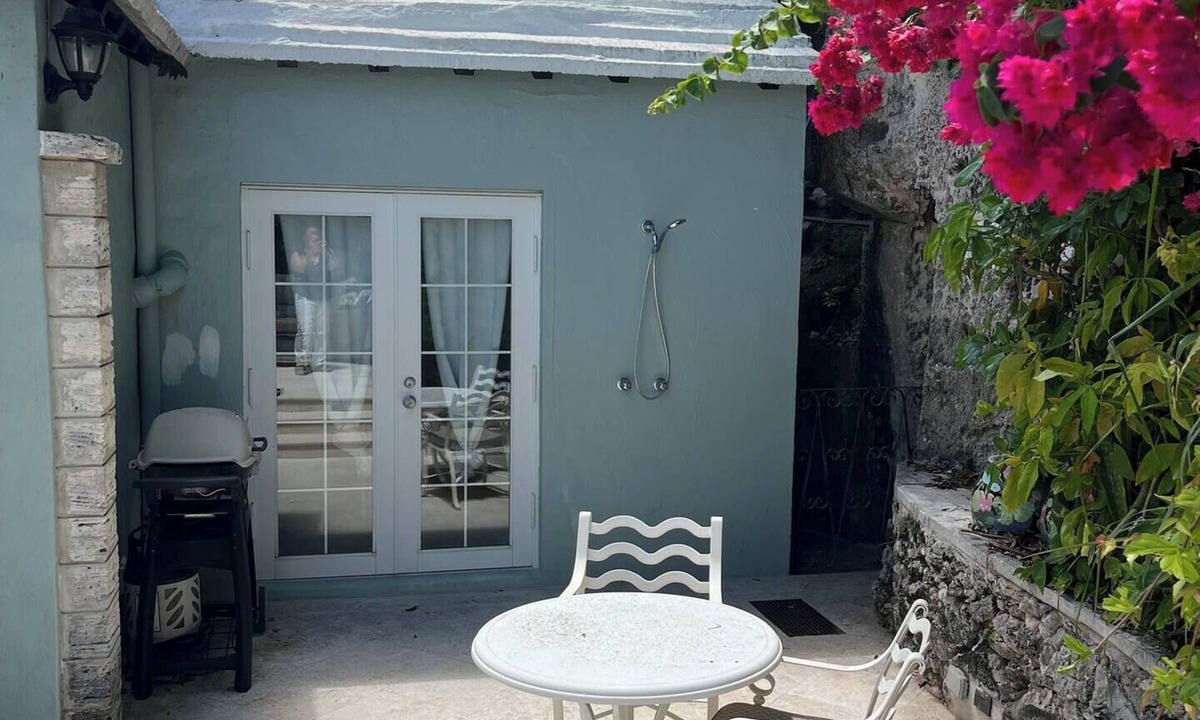 Pembroke Apartment | CR 3 - Bring your suitcases U3