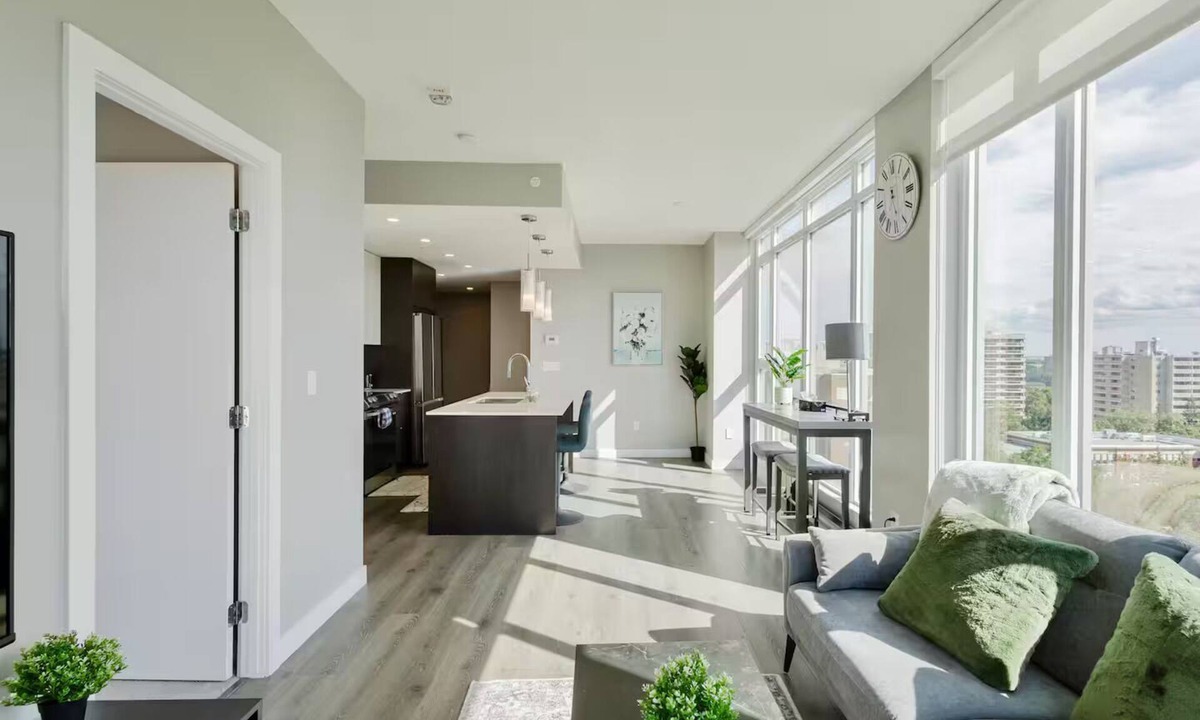 North Central Edmonton Apartment | Luxury 2bed 2Bath, King bed, Dt Views