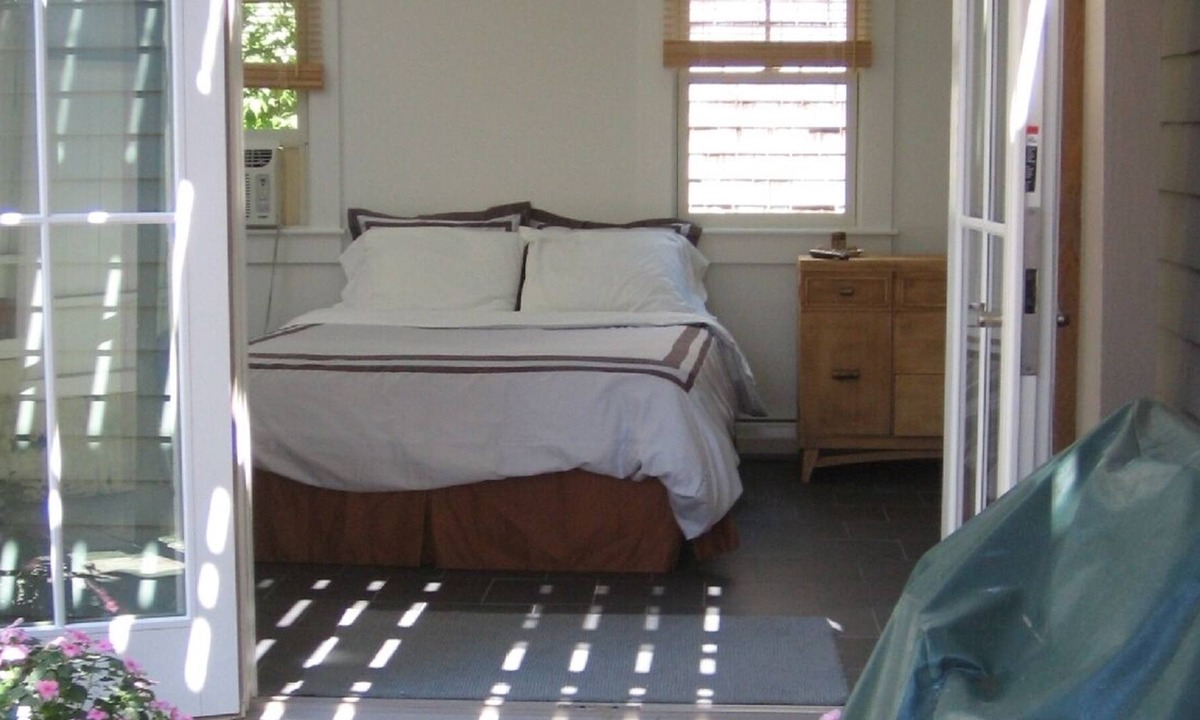 Commercial Street Apartment | Montello Cottage - The Pefect West End Location