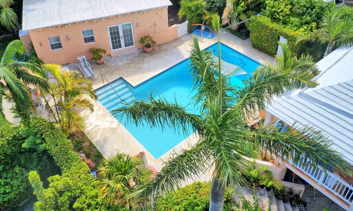 Warwick Cottage | Natalia Pool Cottage - This is great for a weekend getaway !