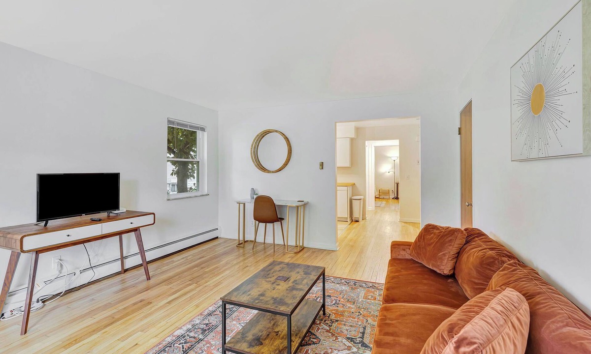 Westwood Apartment | Pet Friendly, 6 miles to UCMC, 8 miles to Xavier, Perfect for Long Term Stays