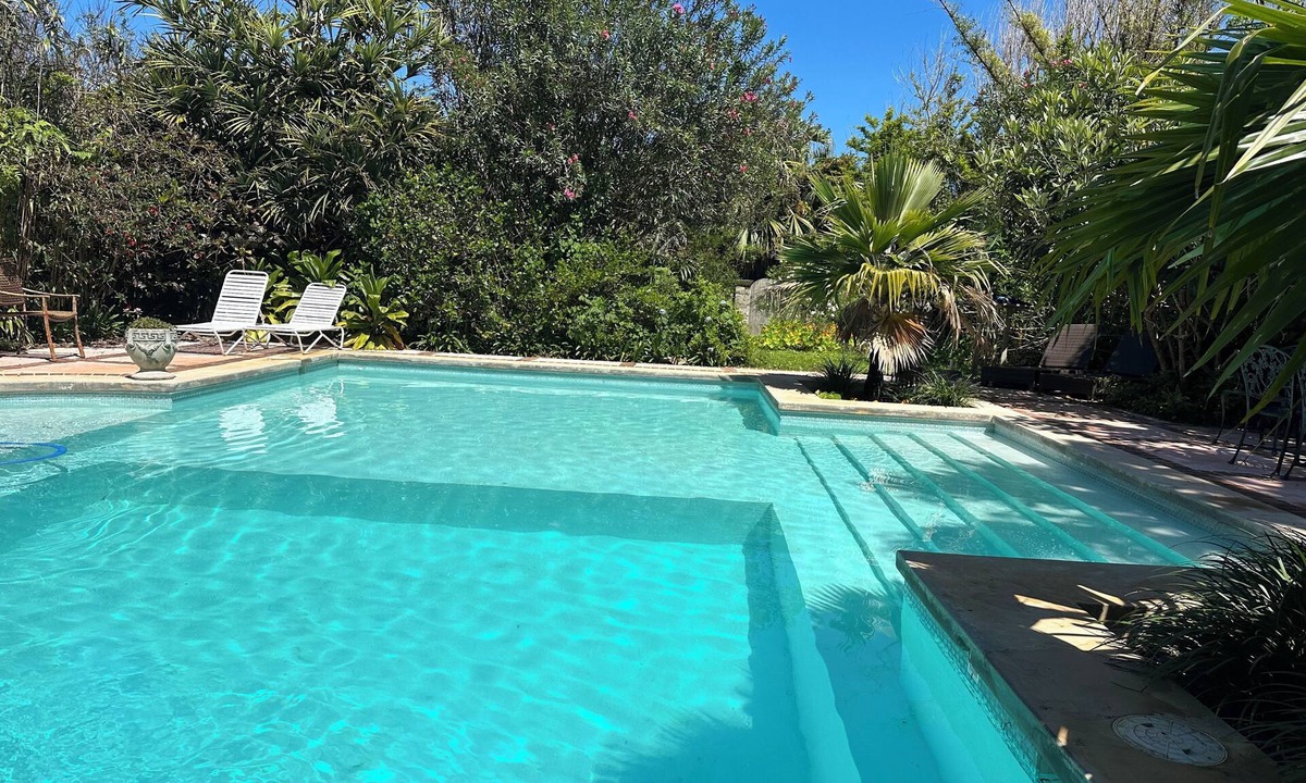 Warwick Cottage | Private Cottage next to Golf Course with Waterfront and Pool