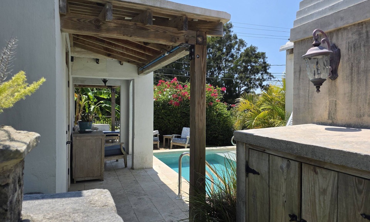Paget House | Secluded 3-Day Getaway w/Friends to Bermuda Private Pool, House + Cottage.