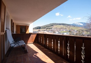 Charming Apartment 6 "Zur Sonne" with Mountain View & Garden in Lajen