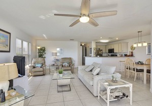 Water Views - Walk to Beach and Restaurants - Waterfront Pool - Low Density in Treasure Island