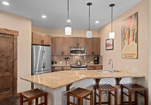 Wildhorse Gondola, Penthouse Condo - 1-Bedroom + Den, Balcony, Hot Tubs & Pool in Steamboat Springs