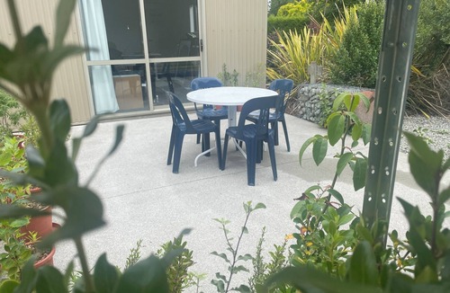 Arundel Apartment | Country Getaway - Studio room with Ensuite in seven-acre landscaped gardens.