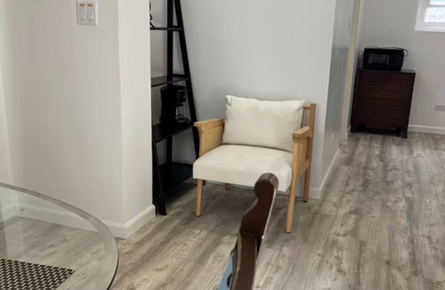 Pembroke Apartment | CR 3 - Bring your suitcases U3