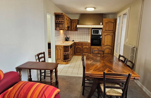 Poitiers House | House for 1–8 people, garden, 10 minutes from Futuroscope and downtown, French “ 1965-1970 ” decor