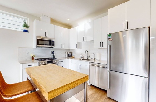 Fairmount Park House | Modern townhome with rooftop deck, dog-friendly and city access