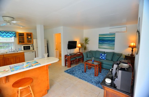 Warwick Cottage | Natalia Pool Cottage - This is great for a weekend getaway !