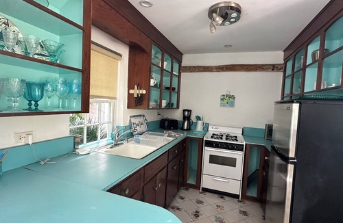 Warwick Cottage | Private Cottage next to Golf Course with Waterfront and Pool