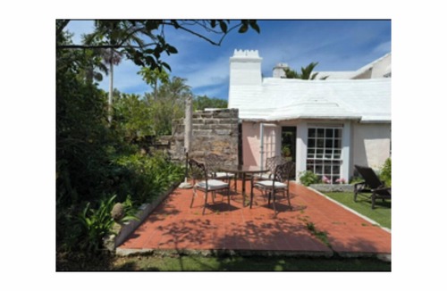 Warwick Cottage | Private Cottage next to Golf Course with Waterfront and Pool
