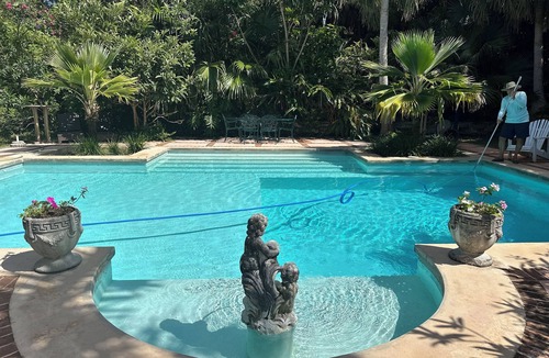 Warwick Cottage | Private Cottage next to Golf Course with Waterfront and Pool