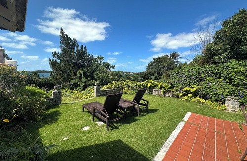 Warwick Cottage | Private Cottage next to Golf Course with Waterfront and Pool