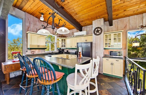 The Blue Mountains Ski Chalet | Spacious Mountain-View Chalet | Walk to BM | Spa