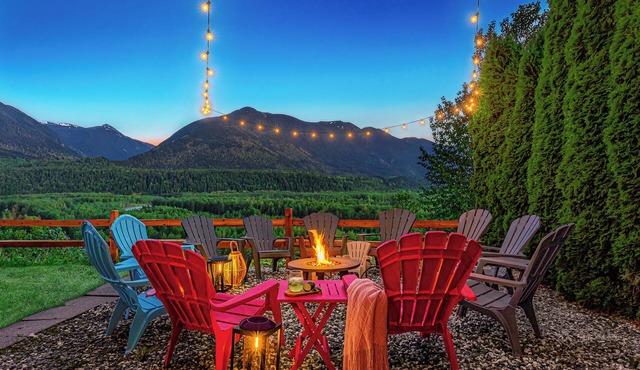 180° Amazing View- Ridge Top, 2 Full Kitchen, 3-Level, Sleeps 16 Comfortably in Chilliwack