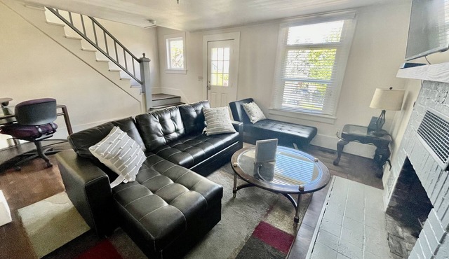 2BR/1.5BA - AC- Private upper unit of a duplex house. Few steps to Light Rail in Seattle