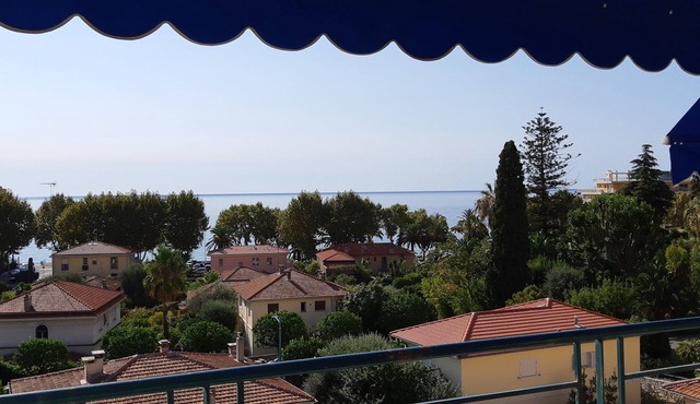 3-room apartment with balcony, sea view, beach 200 m'away. Bright, wifi. in Menton