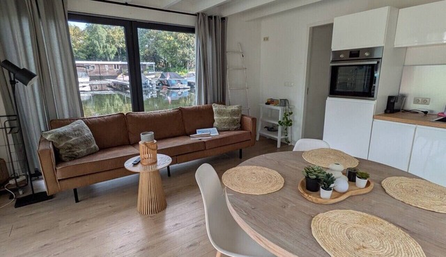 6-persons Houseboat Experience in Amsterdam in Amsterdam