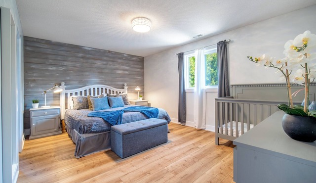 7BR Chalet w/Sauna&Hot Tub—2 Mins to Blue Mountain! in Collingwood