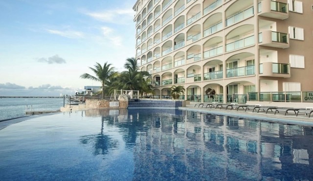 7th-Floor Oceanfront Oasis: 4BR/4BA, Dive Pier & Walk to Town! in San Miguel de Cozumel