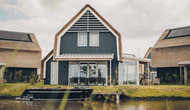 A large detached Watervilla with view of the inner harbour in Heeg