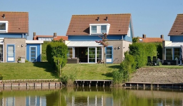 Antibes 240 - Kustpark Village Scaldia - Detached holiday villa directly at the lake with spacious garden in Hoofdplaat