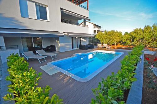 Apartment 2 with the swimming pool in Turanj