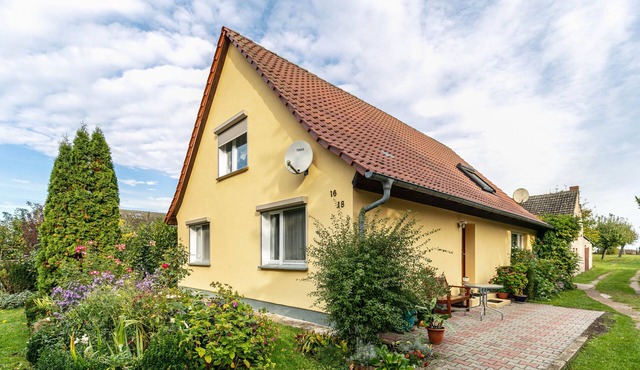 Apartment 'Im Blumengarten' with Wi-Fi, Terrace & Garden in Angermünde