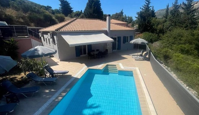 Away from Prying eyes in a secluding setting,sea & mountain views, infinity pool in Agia Efimia