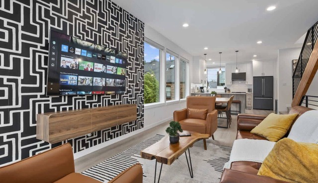 Ballard Hangout - Arcade, Covered deck, Sleeps 10! in Seattle