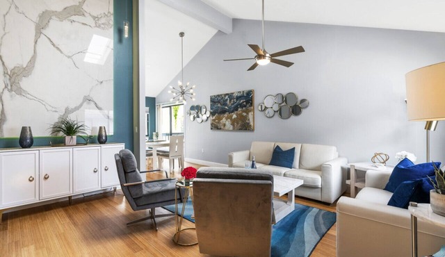 Beach Rd, 300ft to Beach Access & 500ft to Siesta Key Village, 2bdr in Siesta Key