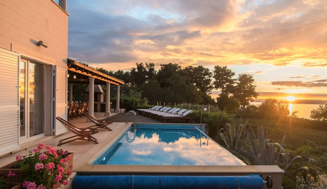 Beachfront Villa Gumonca wt heated pool, jacuzzi, seaview terraces & eco gardens in Supetar