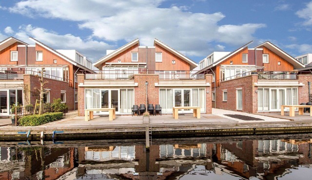 Beautiful villa for 6 guests with WIFI, TV, terrace and pets allowed in Uitgeest