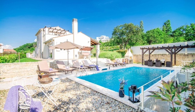 Beautiful villa with swimming pool, grill, wifi, PlayStation 3, free WiFi in Momjan