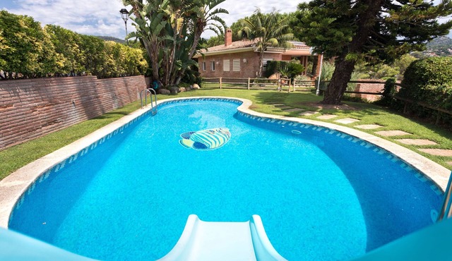 BELL RECO - Incredible garden with private pool, barbecue area, 25 minutes from Barcelona in Cabrils