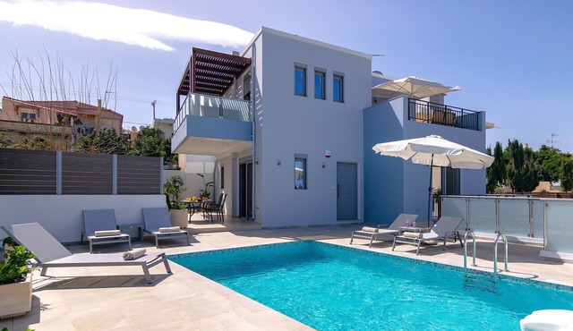 Bessie's dream villa,private pool,near amenities in Adele
