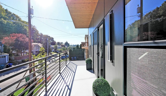 Brand New Modern Home with Rooftop Terrace, Jacuzzi, Garage, and high-speed Wifi in Seattle