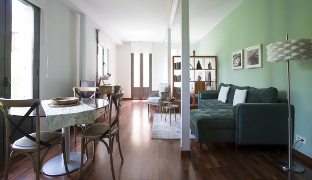Bright, Elegant, Center Town. Lift. Quiet. 7 Windows. Green Engagement. in Barcelona