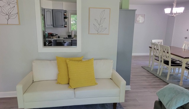 Bright, Modern Park Forest Home, 2.5m to Penn State! Breakfast included. in State College