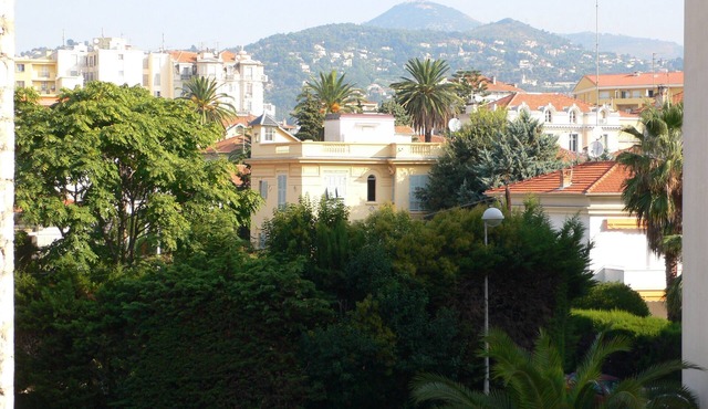 Bright, quiet and centrally located apartment with balcony and air conditioning in Nice
