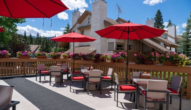 Bright & Spacious for 8 | Access to 2 hot tubs! in Banff