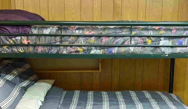 Budget-priced, Full Feature, Lakeside Accommodation for smaller groups - w Boats in Lost Channel