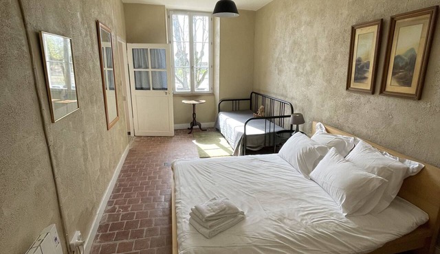 Cafe Velo Nevers - comfortable Loire-side room in Nevers
