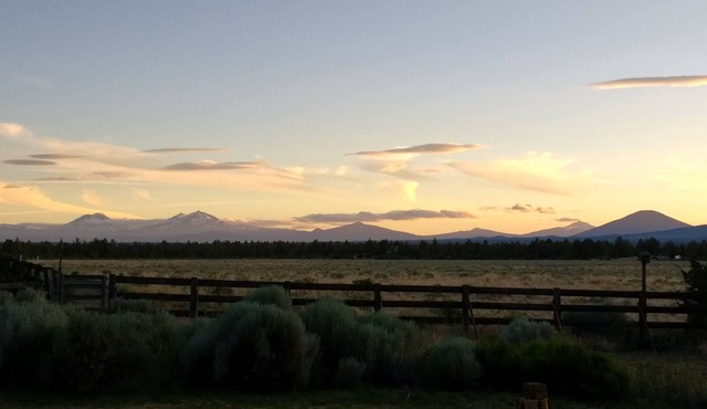 Central Oregon Escape - Mountain Views - Hot Tub - AC and Fireplace in Terrebonne