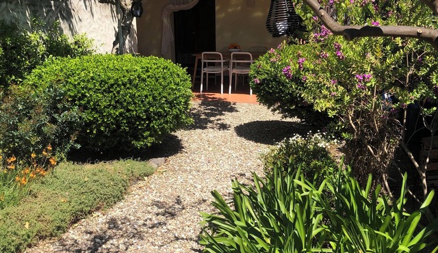 Charming house with beautiful garden, close to the beach. Free WiFi! in riola sardo