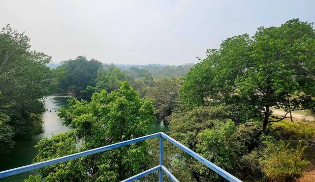 Charming studio with views of the Mopan River in peaceful Bullet Tree Falls in Bullet Tree Falls