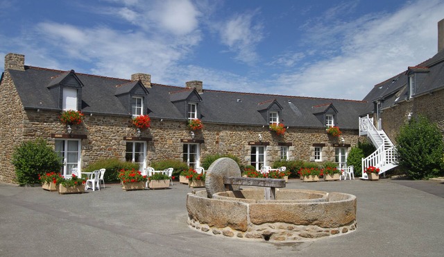 COTTAGE IN THE HEART OF A WOODED GARDEN WITH SWIMMING POOL ACCESSIBLE TO ALL OUR GUESTS in Saint-Jouan-des-Guérets