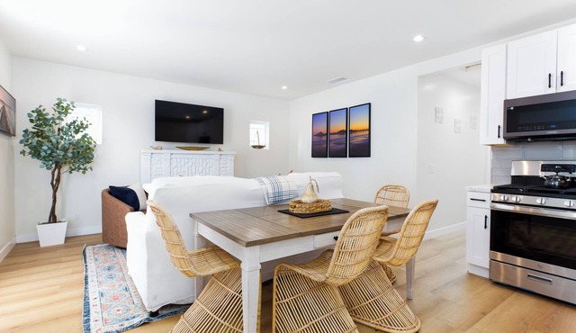 Cozy 2-bedroom cottage near East Beach! in Santa Barbara